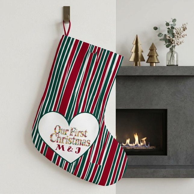 Our First Christmas Couples Plaid Monogram Initial Großer Weihnachtsstrumpf (Our First Christmas Couples Plaid Monogram Initial Large Christmas Stocking)