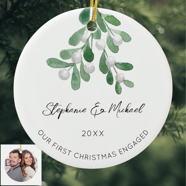 Our First Christmas Engaged Mistletoe Photo Cerami Keramik Ornament (Von Creator hochgeladen)