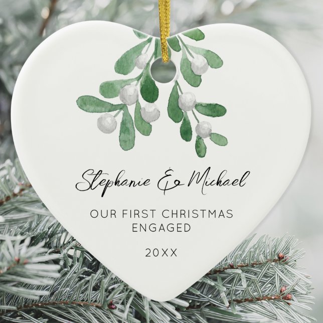 Our First Christmas Engaged Mistletoe Photo Heart  Keramik Ornament (Von Creator hochgeladen)