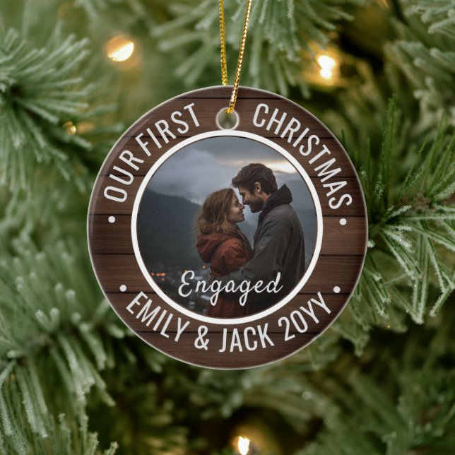 Our First Christmas Engaged Photo Keepsake Keramik Ornament (Baum)