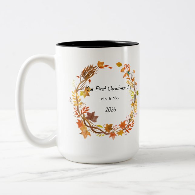 Our First Christmas Mr & Mrs 2026 Engagement Gift Zweifarbige Tasse (Links)