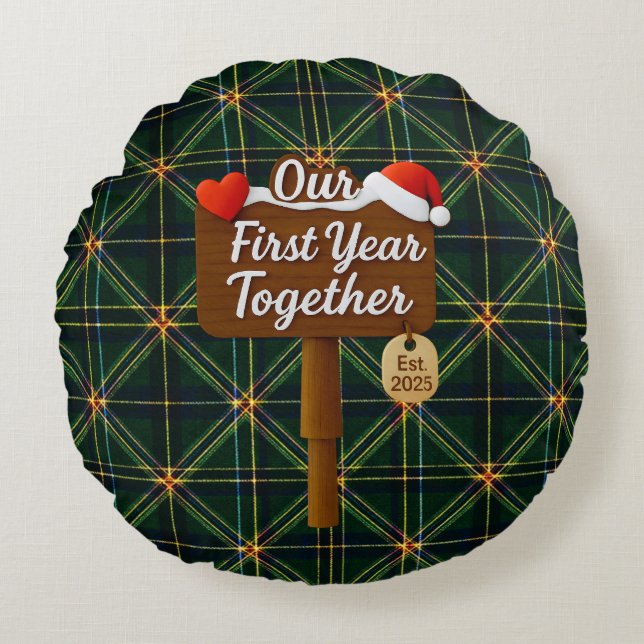 Our First Year Together 2025 Wooden Sign Rundes Kissen (Vorderseite)