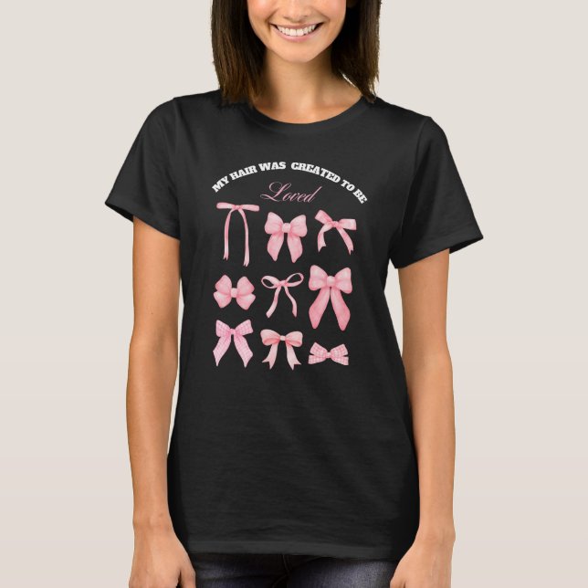 "Our Hair Was Created to Be Loved" Pink Bow Tee (Vorderseite)