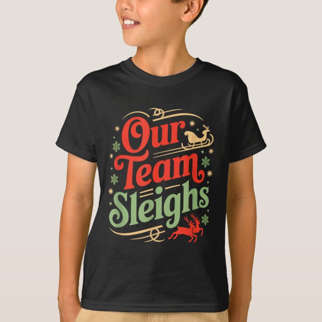 Our Team Sleighs Christmas Reindeers Santa's Worke T-Shirt (Vorderseite)