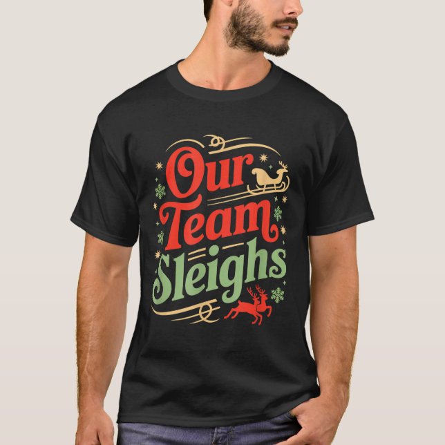 Our Team Sleighs Christmas Reindeers Santa's Worke T-Shirt (Vorderseite)