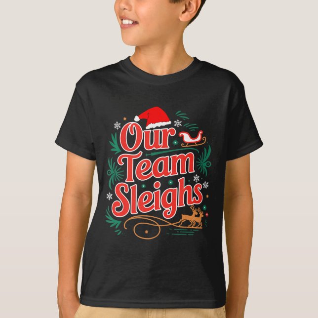 Our Team Sleighs Christmas Reindeers Santa's Worke T-Shirt (Vorderseite)