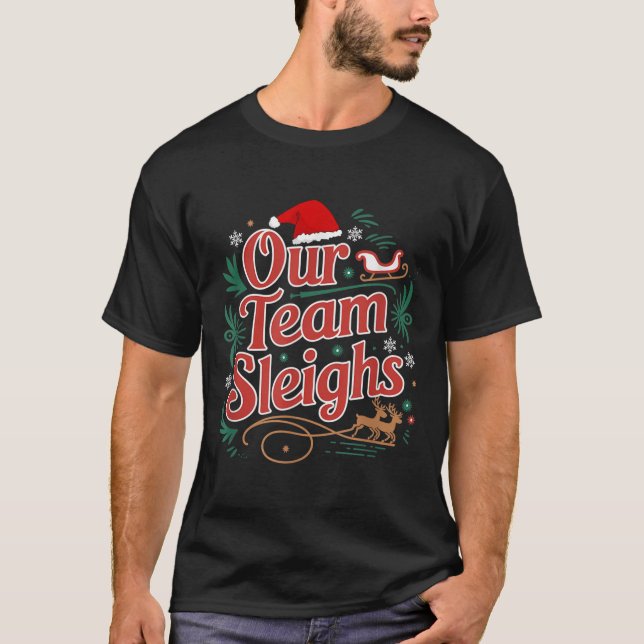 Our Team Sleighs Christmas Reindeers Santa's Worke T-Shirt (Vorderseite)