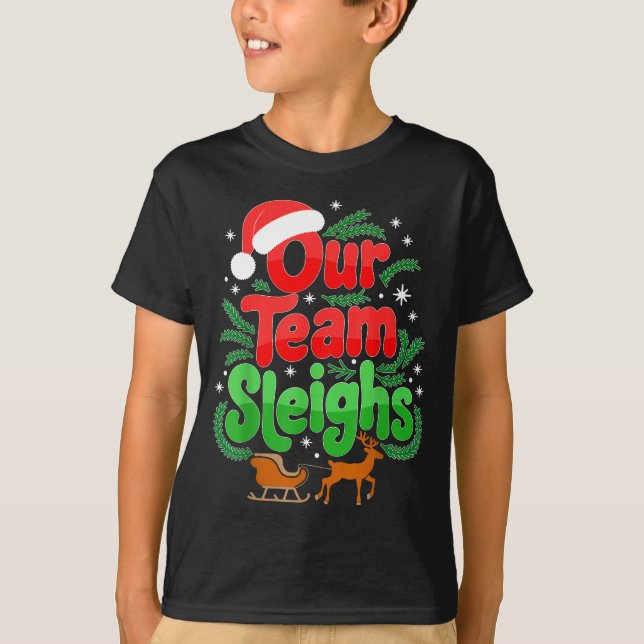 Our Team Sleighs Christmas Reindeers Santa's Worke T-Shirt (Vorderseite)