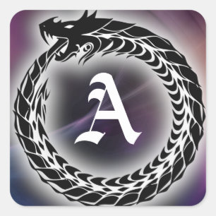 Ouroboros Drache isst gotisches Monogramm des Quadratischer Aufkleber