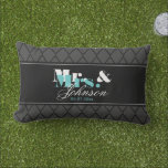 Outdoor Mr. und Mrs. throw Kissen für frisch vermä<br><div class="desc">Personalisierte Mr. und Mrs. Freibad Kissen elegant Stil. Niedliche Geschenkidee außerhalb der Hochzeitsreise für frische Weds. Personalisieren mit dem Namen der Braut und Bräutigam / Ehemann und Ehefrau. Klassisches Musterdesign mit stilvoller Typografie. Skripttext. Aquamarine blau / türkis, grau, weiß und schwarz mit einem Rautenmuster. Sylish Wohngestaltung für Neuvermählte vorhanden. Gartenzubehör...</div>