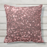 Outdoor Safe Rose Gold Glitzer Kissen Für Draußen<br><div class="desc">Lassen Sie sich von den Kopfkissen in der knalligen Rose des goldfarbenen Glitzer von Sparkle Motion in den Innenhof entführen! Erleben Sie den Glitzer in einem wetterfesten Stoff für Ihre Außenbereiche. 

<p>Für Innenkissen,  Karo Sparkle Motion's Wohngestaltung Bereich für Platz,  Lumbar,  rund und viele andere Optionen mit unseren fabelhaften Sequenzmustern.</p></div>