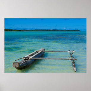 Outrigger-Kanu in flachem Ozean Poster