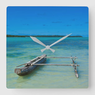 Outrigger-Kanue im flachen Ozean Quadratische Wanduhr