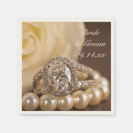 Oval Diamond Ring und White Rose Wedding Serviette