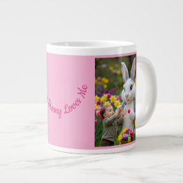 Ovaler Rahmen mit Fotos von Hase und Kind in Rosa Jumbo-Tasse