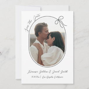Ovales Foto mit dünnem Rand und einer minimalistis Save The Date