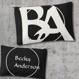 Oversifizierte Initialen in Weiß und Schwarz Zubehörtasche