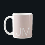 Oversifizierte Mit Monogramm Initialen Rosa Kaffeetasse<br><div class="desc">Dicke und übergroße Monogramm-Tasse. Moderne weiße Initialen auf einem rot-rosa Hintergrund hervorgehoben. Ideal für Stifte und Stifte oder Ihr Lieblingsgetränk. Kimberly Brett.</div>