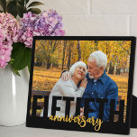 Oversifiziertes Typografie-Foto zum fünfzigsten Ja Fotoplatte<br><div class="desc">Moderne Foto-Plakette für Ihren goldenen Hochzeitstag. Das Design zeichnet sich durch moderne überdimensionale Typografie und Pinselskripte in Schwarz und Gold aus. Die Fotovorlage ist ein Set,  mit dem Sie eines Ihrer Lieblings-Fotos hinzufügen können,  das im Landschaftsformat angezeigt wird.</div>