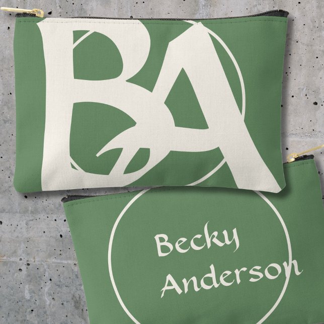Oversized Initials in White and Green Zubehörtasche (Von Creator hochgeladen)