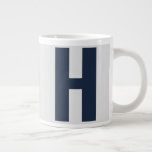 Oversized Monogramm Initial in Silver Gray and Blu Jumbo-Tasse<br><div class="desc">Kühne und einfache, maßgeschneiderte Jumbo-Tasse mit Ihrer Auswahl an Initialen. Das Design zeichnet sich durch eine übergroße Sans-Serifentypografie in dunkelblau auf einem silbergrauen Hintergrund aus. Die Vorlage ist Set für Sie, um den Buchstaben zu ändern, aber wenn Sie möchten, auch die Farben bearbeiten, klicken Sie bitte auf "Weiter" oder melden...</div>