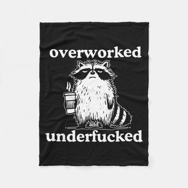 Overworked And Underfored Funny Raccoon Coffee Say Fleecedecke (Vorderseite)
