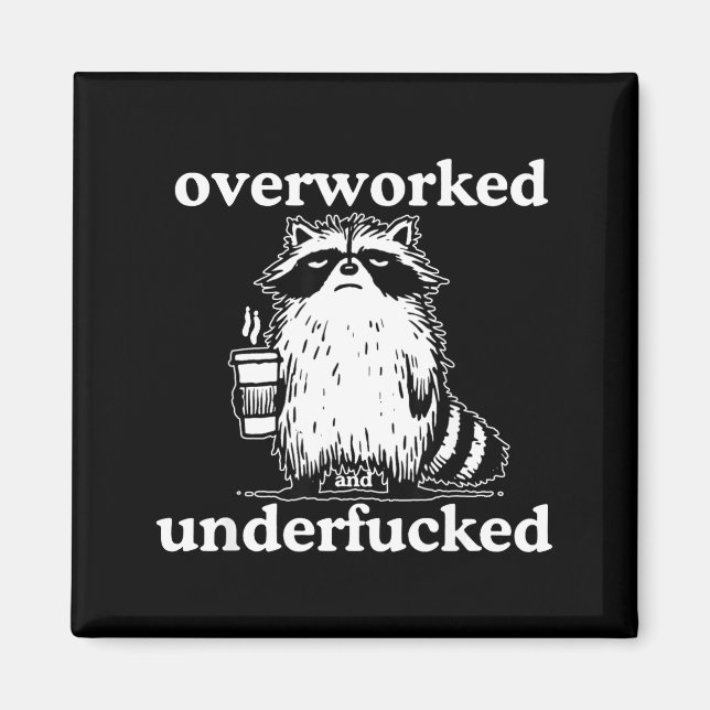 Overworked And Underfored Funny Raccoon Coffee Say Magnet (Vorne)