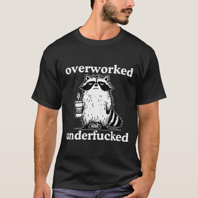 Overworked And Underfored Funny Raccoon Coffee Say T-Shirt (Vorderseite)