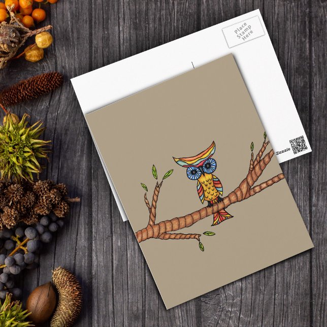 Owl auf einer Zweig-Postkarte Postkarte (Colourful fantasy own blue eyes on tree branch on light brown postcard.)