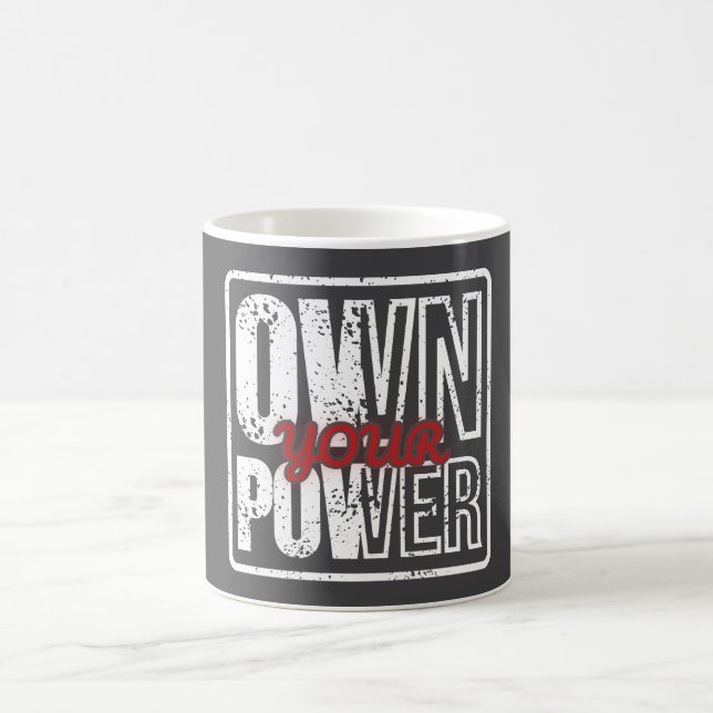 Own Your Power – Bold Motivational Quote Design Verwandlungstasse (Mittel)