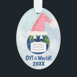 OY to World Funny Earth w/Face Mask Christmas Ornament<br><div class="desc">Dieser lustige Weihnachtsschmuck ist perfekt für die pandemische Urlaubssaison 2020. Es zeichnet sich durch ein lustiges Design aus, bei dem die Erde eine Gesichtsmaske und eine Weihnachtsmannmütze trägt. Der Titel lautet: OY! Auf die Welt! Auf der Rückseite ist Platz für ein Foto und kurze Kommentare. Ob Sie nun Hanukkah feiern,...</div>