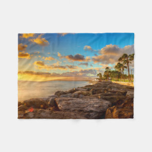 Ozean-Sonnenuntergang über Felsen und Palme Fleecedecke