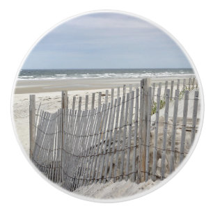 Ozean-Strand und verwitterter Zaun Keramikknauf