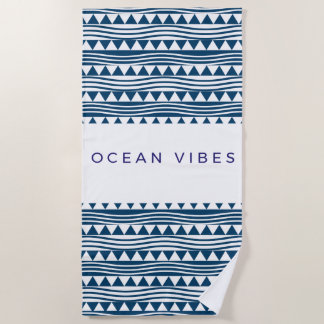 Ozean-Vibes geometrisch – marineblaue Küste Strandtuch