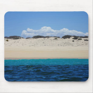 Ozean-Wellen auf Sandy-Strand unter blauem Himmel Mousepad