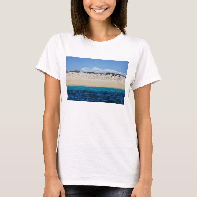 Ozean-Wellen auf Sandy-Strand unter blauem Himmel T-Shirt (Vorderseite)