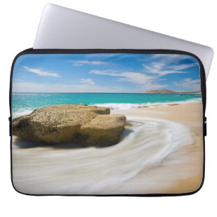 Ozeanische Gezeiten wirbeln am Strand Laptopschutzhülle
