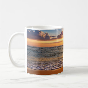 Ozeansonnenaufgang, tiefblauer Horizont. Kaffeetasse
