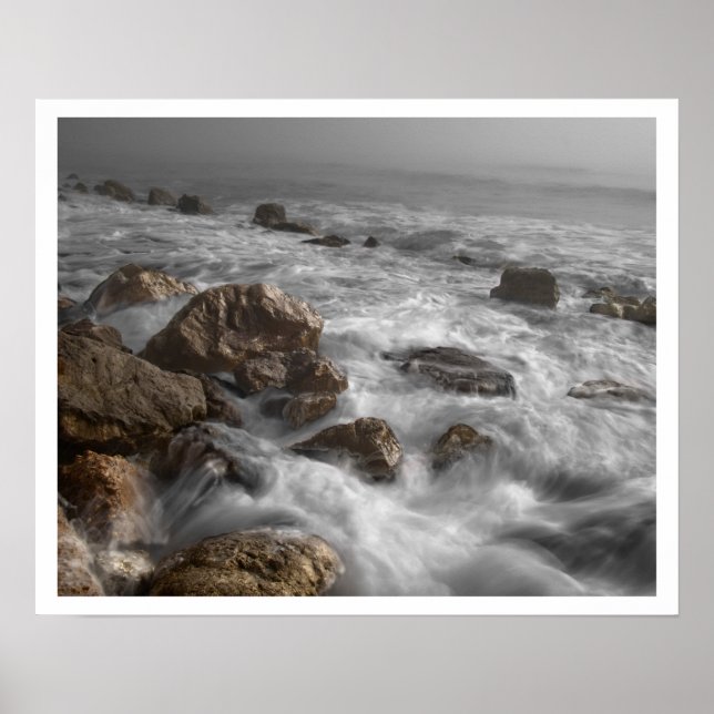 Ozeanwellen am Rocky Beach Poster (Vorne)
