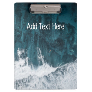 Ozeanwellen, die abstürzen klemmbrett