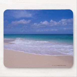 Ozeanwellen, die auf sandigen Strand schäumen Mousepad