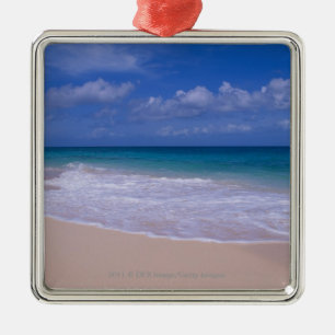 Ozeanwellen, die auf sandigen Strand schäumen Silbernes Ornament