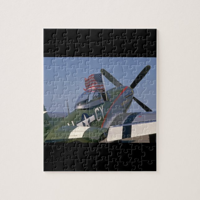 P51 Mustang, hintere Ansicht. (Flagge) _WWII Puzzle (Vertikal)