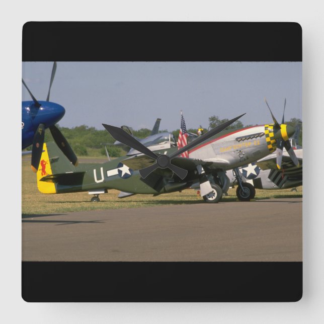 P51 Mustang, Side View.(Runway)_WWII-Flugzeug Quadratische Wanduhr (Vorderseite)