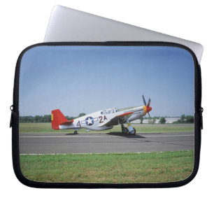 P-51 C Tuskegee Red Tail Flugzeug bei der CAF Air Laptopschutzhülle
