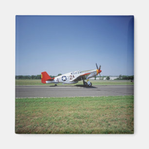 P-51 C Tuskegee Roter Schwanz Flugzeug bei der CAF Magnet