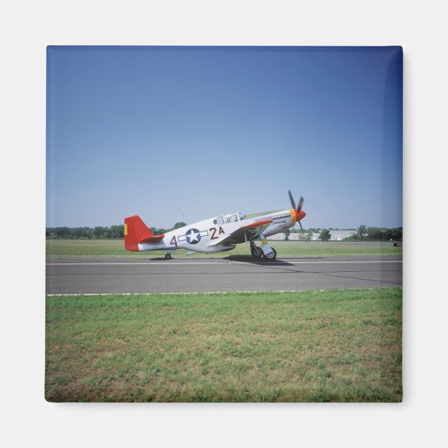 P-51 C Tuskegee Roter Schwanz Flugzeug bei der CAF Magnet (Vorne)
