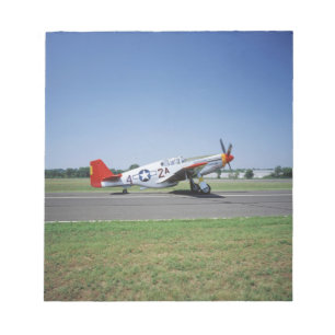 P-51 C Tuskegee rotes Schwanzflugzeug an der Notizblock