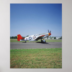 P-51 C Tuskegee rotes Schwanzflugzeug an der Poster
