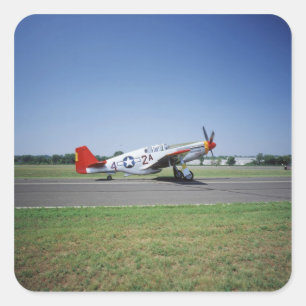 P-51 C Tuskegee rotes Schwanzflugzeug an der Quadratischer Aufkleber